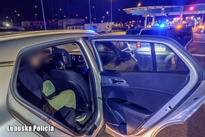 Mężczyzna zatrzymany i osadzony w radiowozie.