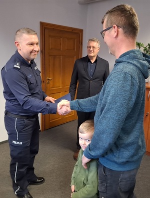 policjanci dziękują ściekając dłoń mężczyzny.