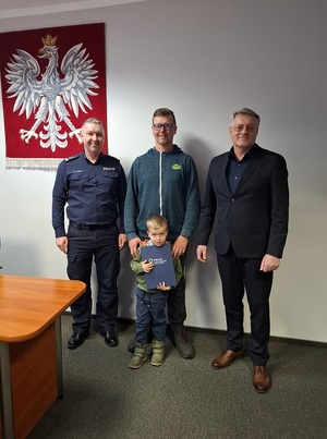 policjanci mężczyzna stoją w gabinecie pozują do zdjęcia.