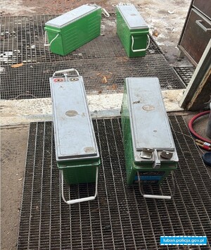 Odzyskane przez policjantów cztery skradzione baterie.