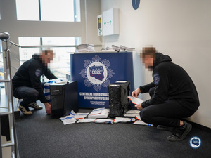 Funkcjonariusze podczas zabezpieczania sprzętu informatycznego.