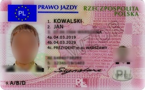 dowód osobisty z zamazanymi danymi.