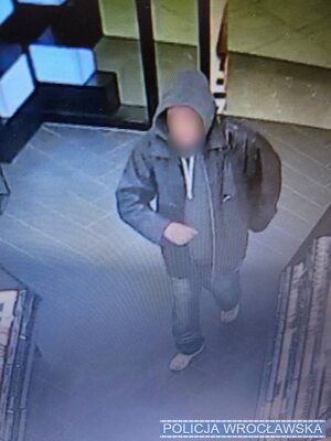 Zatrzymany mężczyzna - stopklatka z monitoringu.