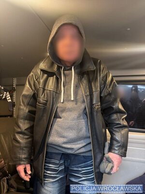 Zatrzymany mężczyzna w pomieszczeniu.