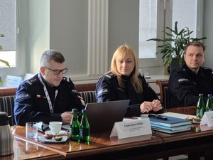 Polsko-litewskie rozmowy w Komendzie Głównej Policji. Uczestnicy polsko-litewskiego spotkania w KGP siedzą przy stole.