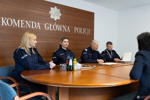 Polsko-litewskie rozmowy w Komendzie Głównej Policji. Uczestnicy polsko-litewskiego spotkania w KGP siedzą przy stole.