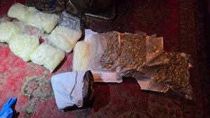 Zabezpieczone nielegalne substancje w foliowych opakowaniach.