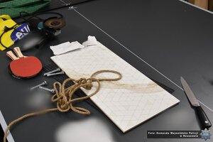 Leżący na stole sznurek.