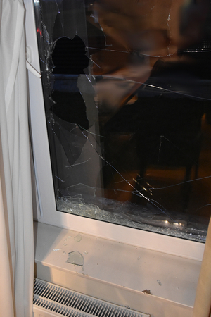 Uszkodzona szyba okienna.