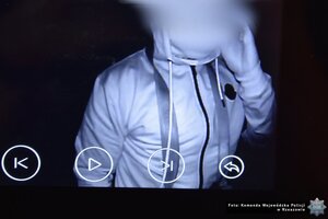 Wizerunek jednego ze sprawców z kamery monitoringu.