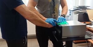 Pojemniki z nielegalną substancją.