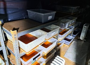 Pojemniki z nielegalną substancją.