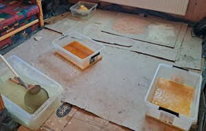 Pojemniki z nielegalną substancją.