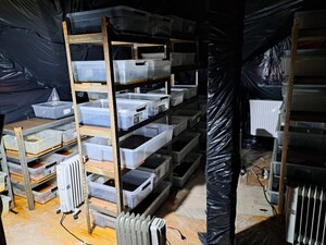 Pojemniki z nielegalną substancją.