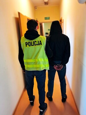 Policjant z zatrzymanym.