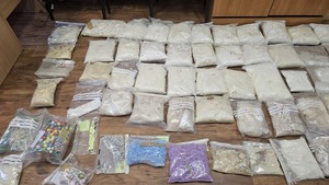 narkotyki porozkładane w woreczkach, leżą na biuru w kartonach.