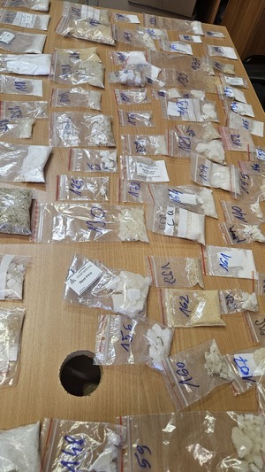 narkotyki porozkładane w woreczkach, leżą na biuru w kartonach.