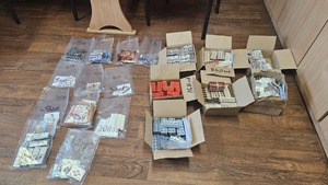 narkotyki porozkładane w woreczkach, leżą na biuru w kartonach.