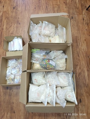 narkotyki porozkładane w woreczkach, leżą na biuru w kartonach.