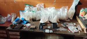 narkotyki porozkładane w woreczkach, leżą na biuru w kartonach.