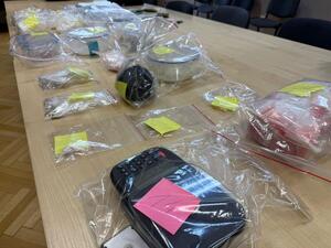 Leżące na stole w woreczkach zabezpieczone narkotyki.