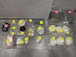 Leżące na stole w woreczkach zabezpieczone narkotyki.