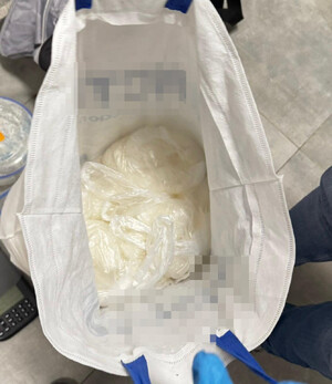 Leżące na stole w woreczkach zabezpieczone narkotyki.