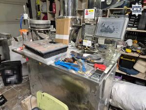 Maszyny do produkcji sfałszowanych substancji.