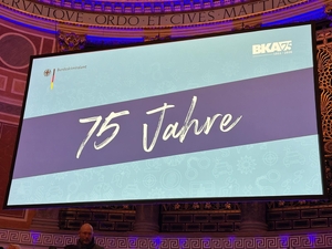 Ekran, na którym wyświetlany jest stylizowany napis 75 Jahre.