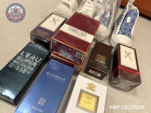 Podrobione towary zabezpieczone przez policjantów.