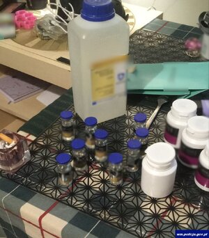 zabezpieczone leki i fiolki.