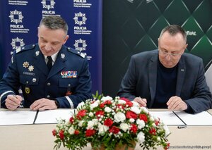 Komendant Wojewódzki Policji we Wrocławiu nadinsp. Paweł Półtorzycki i Rektor Akademii Wojsk Lądowych gen. broni w st. spocz. dr Marek Tomaszycki podczas podpisania porozumienia.