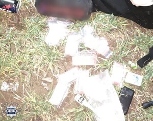 Zabezpieczone narkotyki w woreczkach.