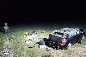 Auto, które dachowało i porozrzucane wokół przedmioty.