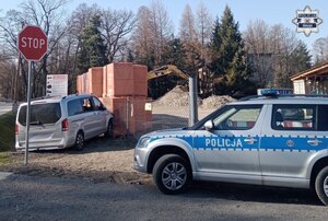 radiowóz i uszkodzony samochód.