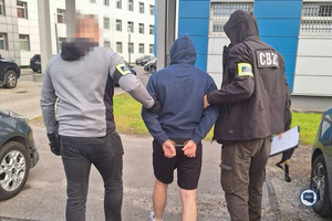 Dwaj policjanci z zatrzymanym.