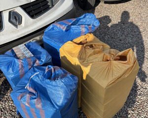 Zabezpieczone paczki papierosów w workach.