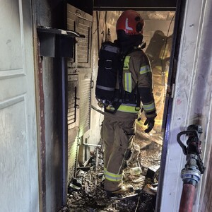 Strażak w mieszkaniu gdzie wybuchł pożar.