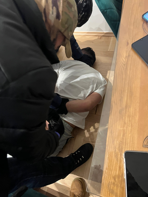 zatrzymany leży na podłodze.