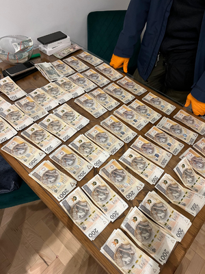 poukładane pieniądze leżą na stole.