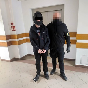 Policjant prowadzący zatrzymanego.