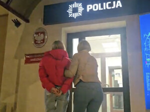 Policjantka prowadzi podejrzaną.