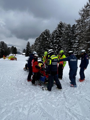 Policjanci i ratownicy zabezpieczają poszkodowanego.