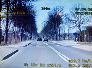 kamera monitoringu. samochód pędzi ulicami z pokazanym 160km na godzinę.