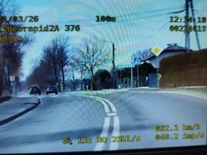 kamera monitoringu. samochód pędzi ulicami z pokazanym 160km na godzinę.