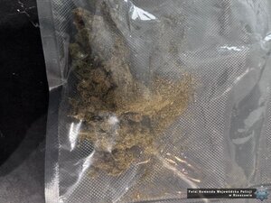 narkotyki, susz konopi indyjskich. Narkotyki zapakowane w worki. Leżą w pudełkach. Tort i galaretki.