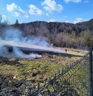 Pożar łąki w Bystrem.