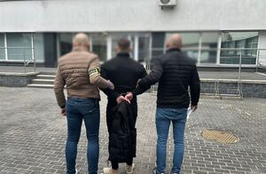 Policjanci prowadzą zatrzymanego.