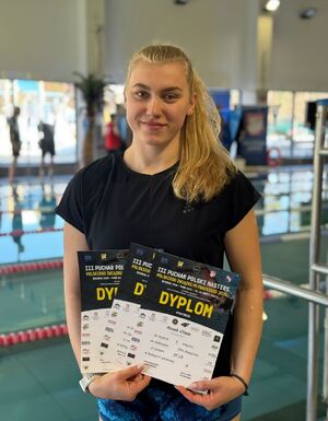 policjantka pozuje z dyplomem.