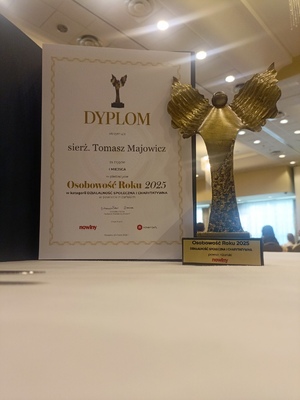 Zdjęcie dyplomu i statuetki.